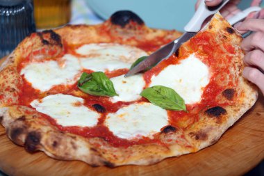 Ev yapımı Margherita Pizza elektrikli fırında.