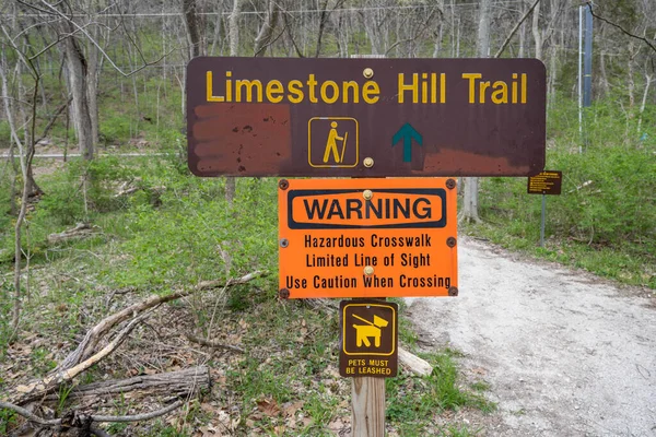 Trafiğin geçtiğine dair işaret levhası ve parktaki tüm evcil hayvanlar için kiralama.