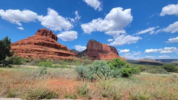 Bell Rock, Sedona AZ USA 'da bulutlu bir gökyüzü gününde.