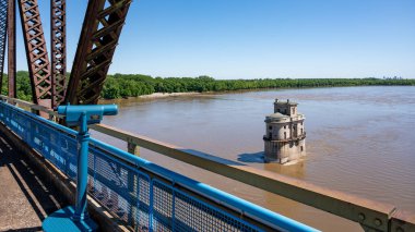 Mississippi Nehri üzerinde Illinois & Missouri ABD arasında 66. yoldaki kayalık köprü zinciri..