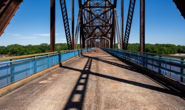 Mississippi Nehri üzerinde Illinois & Missouri ABD arasında 66. yoldaki kayalık köprü zinciri..