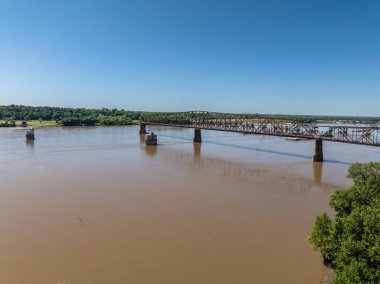 Mississippi Nehri üzerinde Illinois & Missouri ABD arasında 66. yoldaki kayalık köprü zinciri..