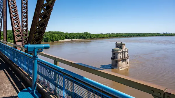 Mississippi Nehri üzerinde Illinois & Missouri ABD arasında 66. yoldaki kayalık köprü zinciri..