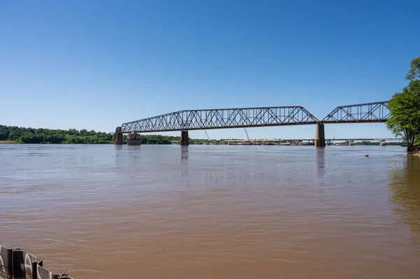 Mississippi Nehri üzerinde Illinois & Missouri ABD arasında 66. yoldaki kayalık köprü zinciri..