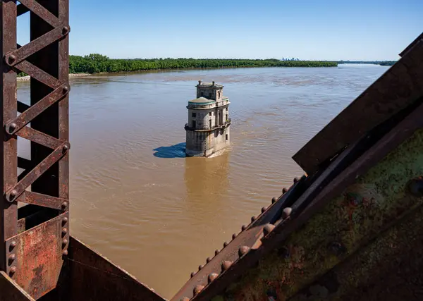 Mississippi Nehri üzerinde Illinois & Missouri ABD arasında 66. yoldaki kayalık köprü zinciri..