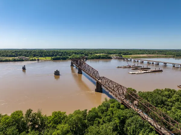 Mississippi Nehri üzerinde Illinois & Missouri ABD arasında 66. yoldaki kayalık köprü zinciri..