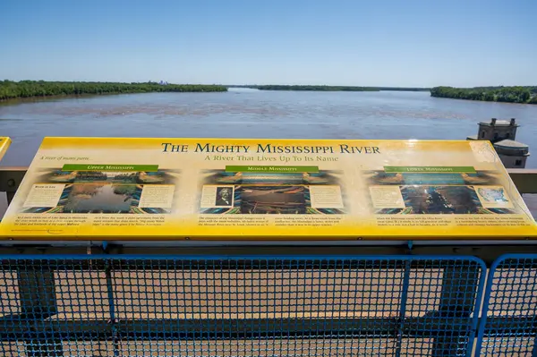 Mississippi Nehri üzerinde Illinois & Missouri ABD arasında 66. yoldaki kayalık köprü zinciri..