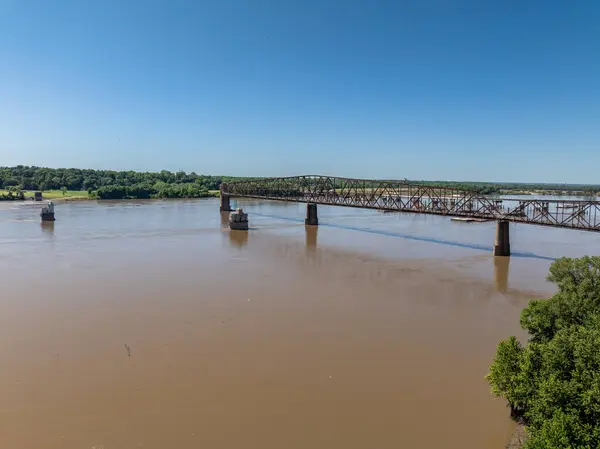 Mississippi Nehri üzerinde Illinois & Missouri ABD arasında 66. yoldaki kayalık köprü zinciri..