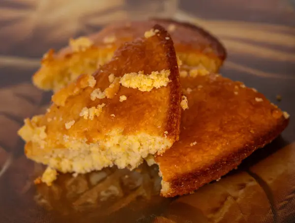 Ev yapımı mısır ekmeği tabakta