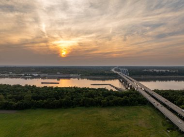 Güney Illinois 'deki Jefferson Kışlası köprüsünün hava görüntüsü. Mississippi Nehri' ni geçen trafik var..