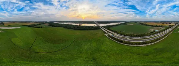 Güney Illinois 'deki Jefferson Kışlası Köprüsü' nün hava panoraması. Mississippi Nehri 'ni geçen trafik var..