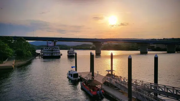 Gün batımında Tennessee Nehri 'ndeki Chattanooga limanında.