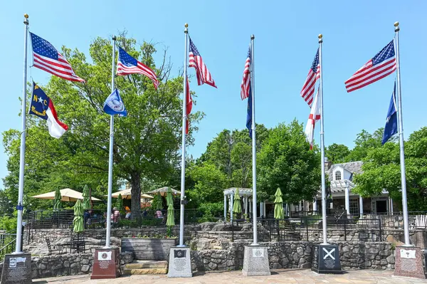 Chattanooga TN ABD 'deki gözcü dağından eyaletlerin bayraklarını görebilirsiniz.