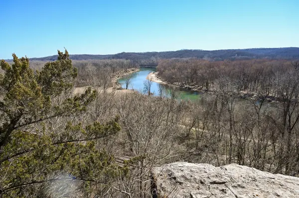 Meramec nehri Missouri 'deki Castlewood kayalıklarından izlendi.