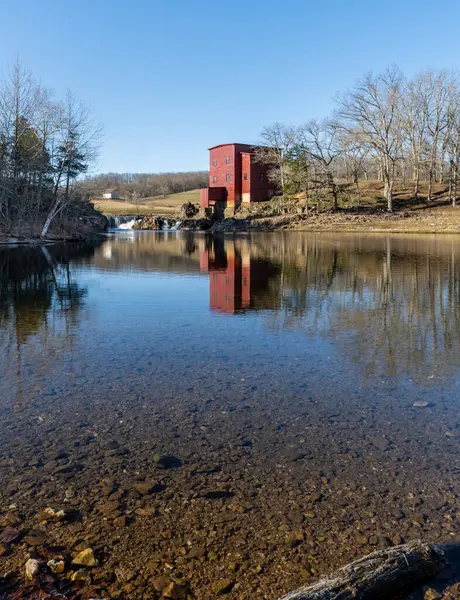  Güney Missouri Ozarks 'taki tarihi Dillard Değirmeni ılık bir bahar gününde