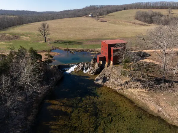  Sıcak bir bahar gününde Missouri Ozarks 'ın güneyindeki tarihi Dillard Değirmeni' nin havadan görünüşü