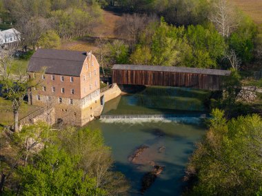 Güney Missouri 'deki Bollinger Değirmeni ve Burfordville köprüsünün hava görüntüsü