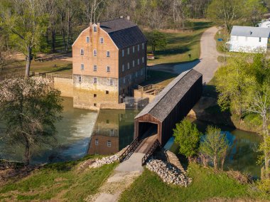 Güney Missouri 'deki Bollinger Değirmeni ve Burfordville köprüsünün hava görüntüsü