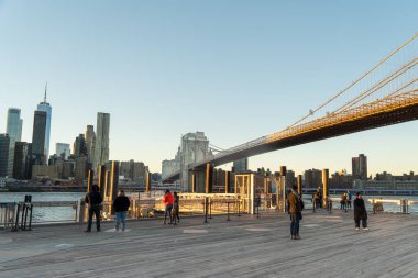 New York, New York: 20 Şubat 2022-Panoramik Manhattan Skyline ve Brooklyn Köprüsü manzaralı New York 'ta günbatımında