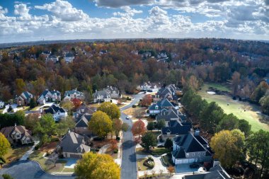 Güzel evleri, manikürlü çimenleri ve ABD 'nin Atlanta, GA banliyölerinde sonbaharda renk değiştiren ağacı olan bir dron tarafından çekilen güzel bir alt bölümün panoramik hava görüntüsü.