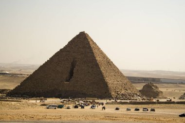 Mısır 'daki ünlü Giza Piramitlerinin panoramik görüntüsü UNESCO' nun dünya mirası alanı ve dünyanın yedi harikasından biri.