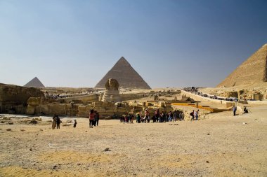 Giza, Mısır: 18 Kasım 2022 - Giza 'daki Piramitler ve Büyük Sfenks' in Giza 'daki manzarası, Mısır' daki başlıca eğlence ve UNESCO dünya mirası alanlarından biri.