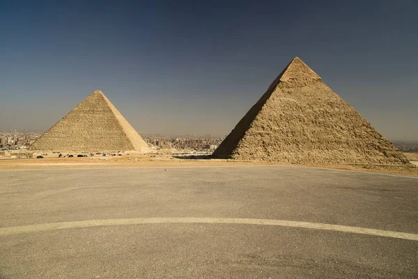 エジプトの有名なギザピラミッドのパノラマビューユネスコの世界遺産と世界の7つの不思議の一つ — ストック写真