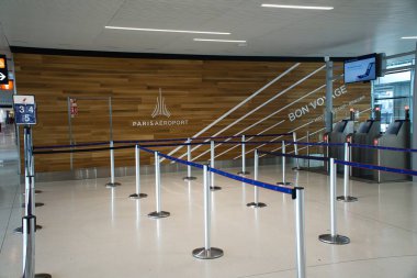 Paris, Fransa: 21 Aralık 2022 - 2022 bayram sezonunda Paris havaalanındaki bir sonraki duraklarına uçmak için bekleyen yolcular