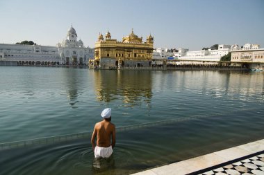 Amritsar, Punjab: 13 Aralık 2022 - Sihlerin AMRITSAR, Punjab, Hindistan için altın ve nihai kutsal mekândan yapılmış dünyaca ünlü Altın Tapınak 'ın panoramik görünümü