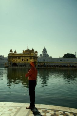 Amritsar, Punjab: 13 Aralık 2022 - Sihlerin AMRITSAR, Punjab, Hindistan için altın ve nihai kutsal mekândan yapılmış dünyaca ünlü Altın Tapınak 'ın panoramik görünümü