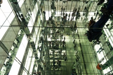 New York City, New York; 11 Kasım 2022 - SUMIT One Vanderbilt, süper geniş manzaralı iç cam aynalar turistleri yansıtıyor New York Zirvesi Bir gökdelen