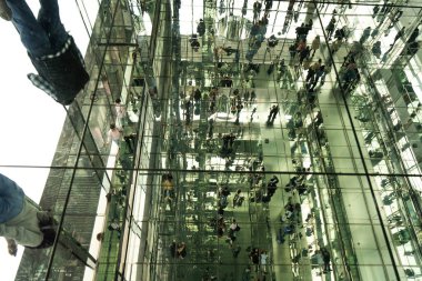 New York City, New York; 11 Kasım 2022 - SUMIT One Vanderbilt, süper geniş manzaralı iç cam aynalar turistleri yansıtıyor New York Zirvesi Bir gökdelen