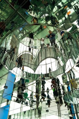 New York City, New York; 11 Kasım 2022 - SUMIT One Vanderbilt, süper geniş manzaralı iç cam aynalar turistleri yansıtıyor New York Zirvesi Bir gökdelen