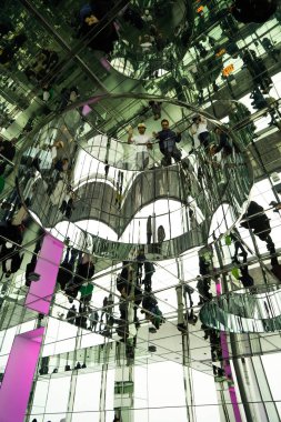 New York City, New York; 11 Kasım 2022 - SUMIT One Vanderbilt, süper geniş manzaralı iç cam aynalar turistleri yansıtıyor New York Zirvesi Bir gökdelen