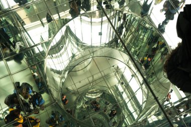 New York City, New York; 11 Kasım 2022 - SUMIT One Vanderbilt, süper geniş manzaralı iç cam aynalar turistleri yansıtıyor New York Zirvesi Bir gökdelen