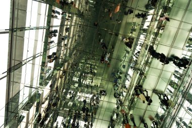 New York City, New York; 11 Kasım 2022 - SUMIT One Vanderbilt, süper geniş manzaralı iç cam aynalar turistleri yansıtıyor New York Zirvesi Bir gökdelen