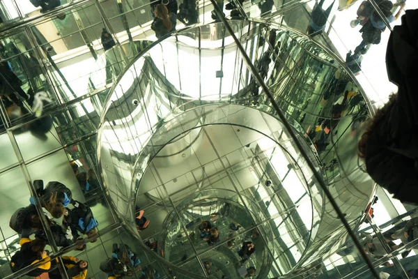 New York City, New York; 11 Kasım 2022 - SUMIT One Vanderbilt, süper geniş manzaralı iç cam aynalar turistleri yansıtıyor New York Zirvesi Bir gökdelen