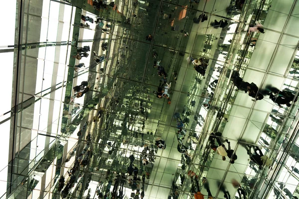 New York City, New York; 11 Kasım 2022 - SUMIT One Vanderbilt, süper geniş manzaralı iç cam aynalar turistleri yansıtıyor New York Zirvesi Bir gökdelen