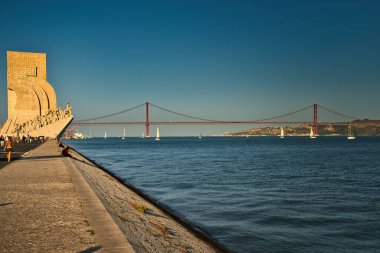 Lizbon, Portekiz- 4 Temmuz 2022: Lizbon 'daki popüler Keşifler Anıtı' nda (Padrao dos Descobrimentos) turist kalabalığı.