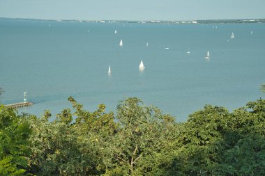 Macaristan 'da yerel halk ve turistlerin yaz aylarında ziyaret edeceği popüler bir yer olan Balaton Gölü' nün panoramik manzarası.