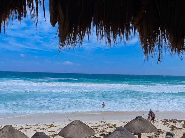 在墨西哥坎昆原始海滩上欣赏白色沙滩和蓝色海水的游客全景 — 图库照片