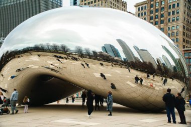 Şikago, IL, ABD - 1 Nisan 2023. Bulut Kapısı 'ndaki Milenyum Parkı, Chicago, aynı zamanda Bean olarak da bilinir..