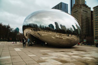 Şikago, IL, ABD - 1 Nisan 2023. Bulut Kapısı 'ndaki Milenyum Parkı, Chicago, aynı zamanda Bean olarak da bilinir..