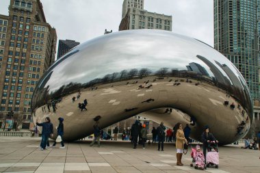 Şikago, IL, ABD - 1 Nisan 2023. Bulut Kapısı 'ndaki Milenyum Parkı, Chicago, aynı zamanda Bean olarak da bilinir..