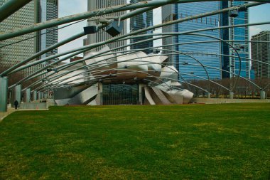 Chicago, IL: 1,2023 Nisan 'da Şikago' daki Milenyum Parkı 'ndaki Jay Pritzker Pavyonu' nun panoramik görüntüsü