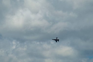 Augusta, Gürcistan: 13 Mayıs 2023 - Süpersonik hızda uçan bir ABD Hava Kuvvetleri jeti.