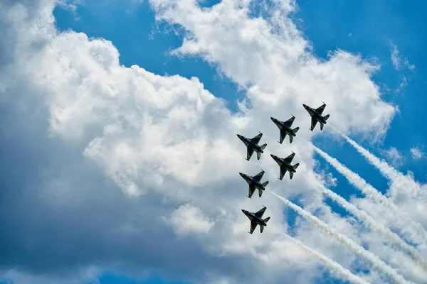 5月13 2023 ジョージア州オーガスタで米国空軍F 16サンダーバードによる空中アクロバットのデモンストレーションを精練 — ストック写真