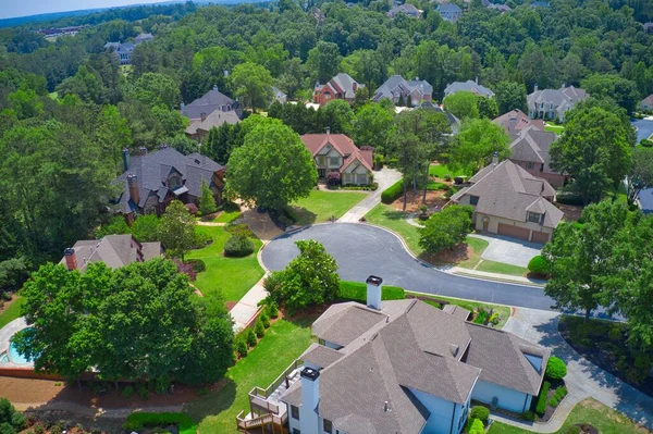 ABD 'nin Georgia kentindeki Atlanta metrosunda golf sahası ve gölü olan banliyödeki bir alt bölümdeki ev kümesinin hava panoramik görüntüsü.