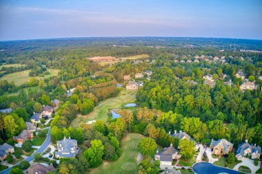ABD 'nin Georgia kentindeki Atlanta metrosunda golf sahası ve gölü olan banliyödeki bir alt bölümdeki ev kümesinin hava panoramik görüntüsü.