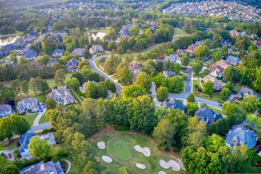 ABD 'nin Georgia kentindeki Atlanta metrosunda golf sahası ve gölü olan banliyödeki bir alt bölümdeki ev kümesinin hava panoramik görüntüsü.